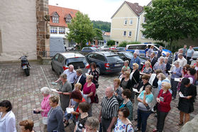 Fronleichnamsprozession durch die Straßen von Naumburg (Foto: Karl-Franz Thiede)